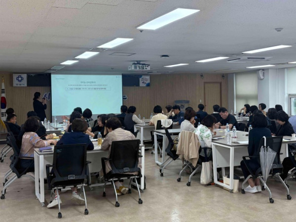안양시가 20일 시청 4층 회의실에서 시 관리감독자들을 대상으로 안전보건교육을 실시하고 있다(1).jpg